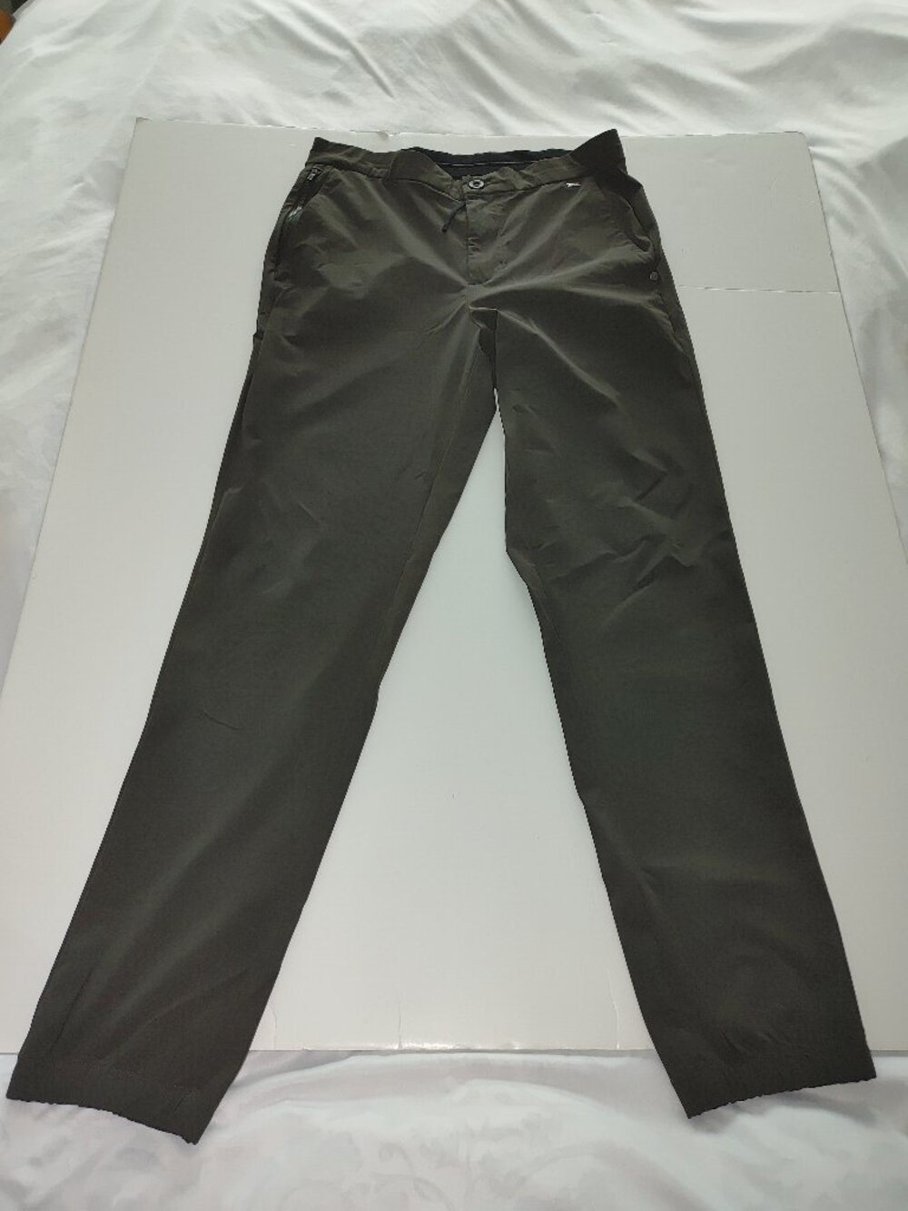 VUORI Men's Mid rise Joggers Size M NWOT